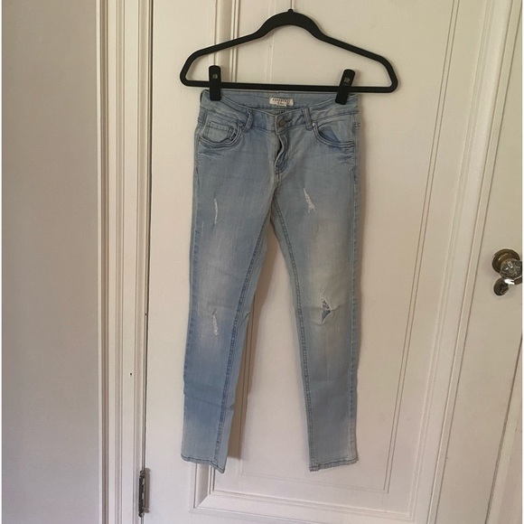 Forever 21 Distressed Light Wash Skinny Jeans - Picture 1 of 4